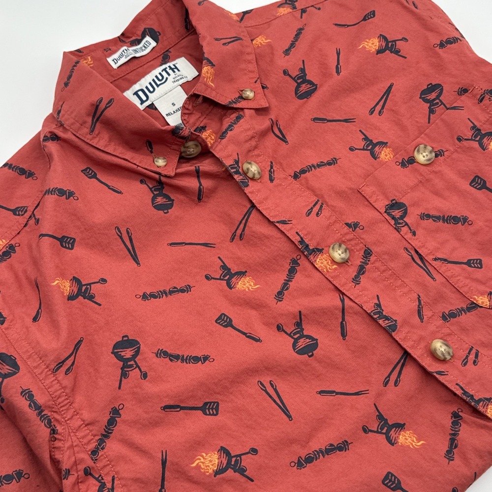 Duluth Untucked Short Sleeve Button Shirt Men Small‎ Relaxed Fit Barbecue Grill